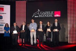 3a_Z ramienia KH-KIPPER pamiątkowy dyplom odebrała Anna Biel - Zastęp.dyrektora finansowego (druga od prawej). Źródło(dwukropek) www.gazele.pl