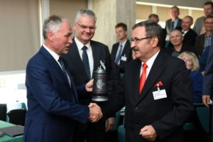 prof.-Kasztlewicz-odbiera-podziękowania-od-prowadzących