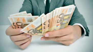 Ile zarabiają urzędnicy