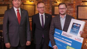 Od lewej: Michał Miąsek – dyrektor PROTAN Polska Sp. z o.o. (partner konkursu), fundator nagrody finansowej; prof. Marek Roszak – przewodniczący kapituły konkursu; mgr inż. Andrzej Zakręcki – laureat konkursu Ikar Jakości 2018