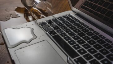 koszty naprawy zalanego MacBooka