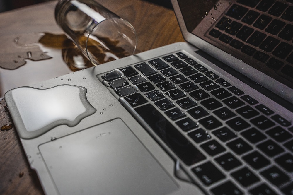 koszty naprawy zalanego MacBooka