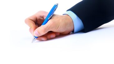 ręka podpisująca umowę