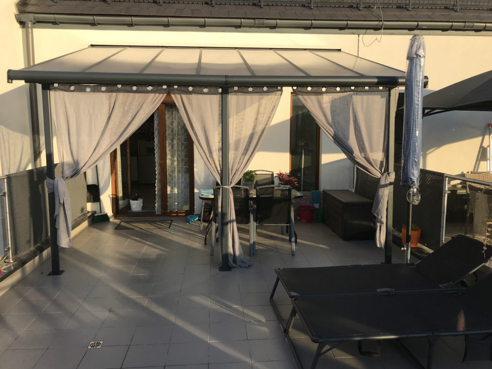 Zadaszenie tarasowe z poliwęglanu i aluminium marki Palram.