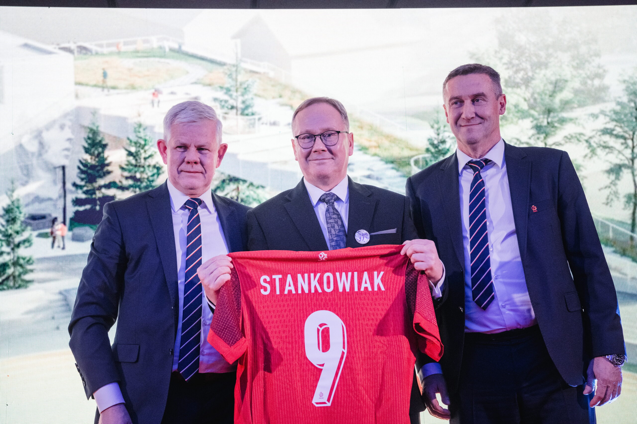 wiceprezes Polskiego Zwiazku Piłki Nożnej Adam Kaźmierczak, prezydent Starogardu Gdańskiego Janusz Stankowiak i prezes Pomoskiego Związku Piłki Nożnej Radosław Michalski